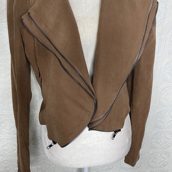 UMGEE | Tan Faux Suede Cropped Moto Jacket with Applets & Zipper Details - Picture 2 of 11